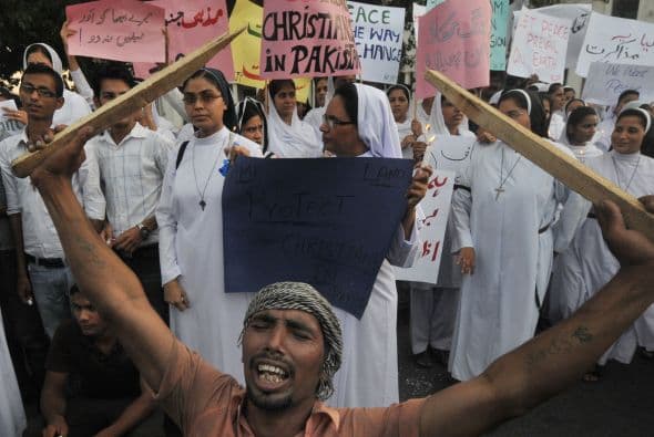 Pakistán amaneció conmocionado por la peor matanza cometida por los talibanes contra la comunidad cristiana, que costó la vida a más de ochenta personas y pone en jaque la estrategia de diálogo del Gobierno con los radicales. El último recuento ha elevado a 82 el número de fallecidos, que aún puede subir dado el estado crítico de varios de los más de 140 heridos ingresados en hospitales de la localidad noroccidental de Pesháwar, en una de cuyas iglesias se produjo la masacre. "No teníamos palabras ante el horror que teníamos delante", explicó hoy a Efe el director de la Liga Interconfesional de Pakistán (APIL), el cristiano Sayid Ishaq, quien visitó ayer junto a diversas autoridades regionales a las víctimas hospitalizadas. "No es solo un atentado contra nuestra minoría, sino también contra la humanidad de este país", dijo Ishaq, quien calificó la situación tras el ataque "como la peor sufrida hasta ahora por los cristianos paquistaníes".