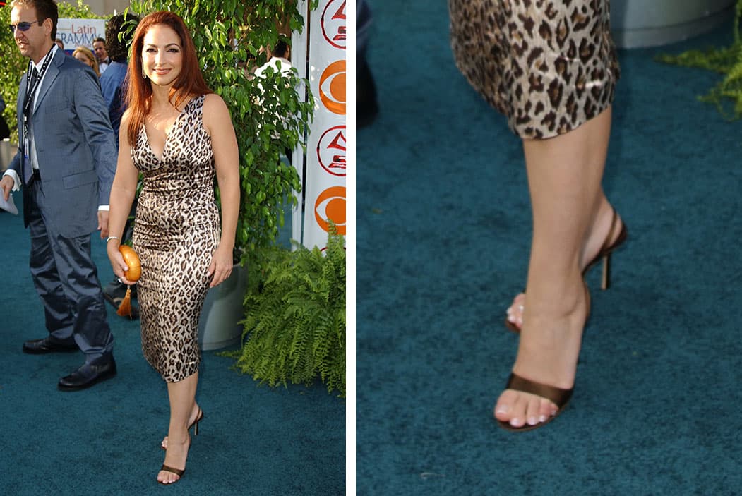 Gloria Estefan prefirió estos tacones bajos para la alfombra de 2002. Sencillos e ideales para caminar con toda comodidad.