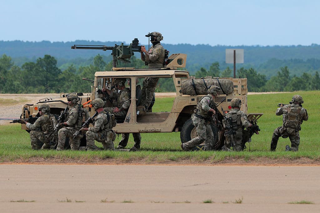 Durante la celebración, el presidente Trump dedicó gran parte de su mensaje principal a
<b><a href="https://www.univision.com/local/austin-kakw/que-significa-fafo-frase-gobernador-greg-abbott-protestas-redadas-ice-en-texas" target="_blank">las protestas que se están llevando a cabo contra ICE</a></b> y declaró: “Lo que están presenciando
<b>en California</b> es
<b>un ataque en toda regla a la paz</b>, al orden público y a la soberanía nacional, llevado a cabo por alborotadores que portan banderas extranjeras”.
