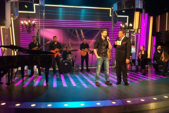 El guapo artista español pasó por el show para hacer suspirar a la audiencia con su música ¡y esa sonrisa!