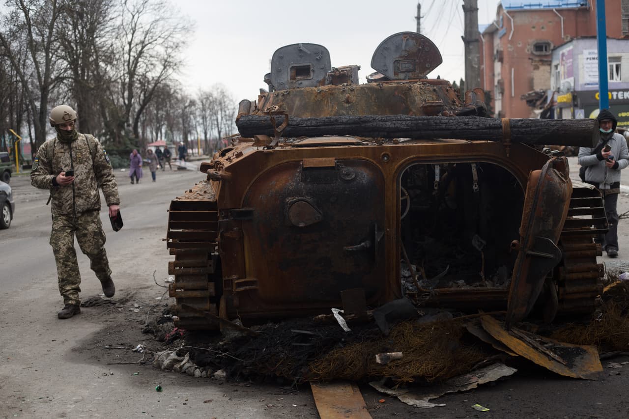 Un vehículo blindado ruso en medio de una calle de Borodyanka. Por primera vez desde el inicio de la invasión el Kremlin admitió este jueves que
<a href="http://uni.vi/ir9q103xEKf" target="_blank">han sufrido importantes bajas de sus fuerzas desplegadas en Ucrania</a>: "Tenemos importantes bajas entre las tropas y es una gran tragedia para nosotros", dijo el vocero del gobierno, Dimitry Peskov.