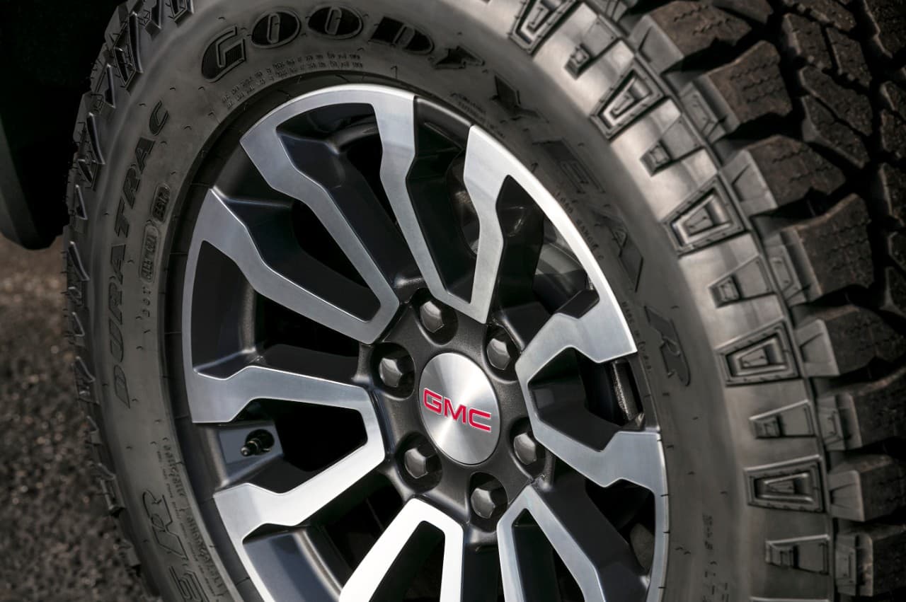 Para que tenga desempeño todoterreno se le agregó: suspensión elevada de cinco centímetros, amortiguadores 
<i>off-road</i> monotubo Rancho,
<b> un diferencial trasero con bloqueo</b> y Hill Descent Control, función que en conjunto con los frenos permite descensos suaves y controlados en pendientes pronunciadas sin que el conductor tenga que tocar el freno.