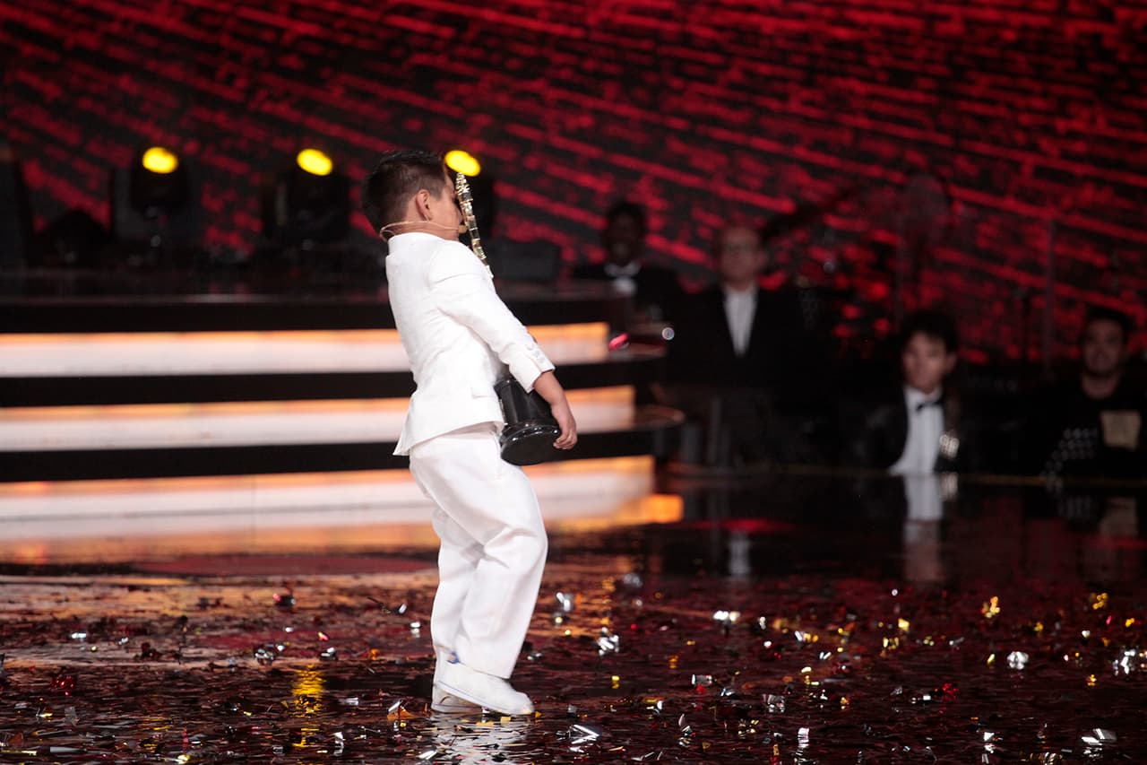 Haciendo un esfuerzo sobrehumano, Giovani se negaba a dejar su trofeo en el suelo y prefirió pasearlo por todo el escenario.