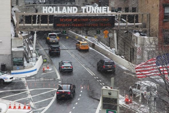 La ciudad que nunca duerme, hoy es azotada por una tormenta que no sólo la ha paralizado, sino que ha dejado a miles varados en aeropuertos nacionales e internacionales. Impresionantes las estampas de #NuevaYork el 26 de enero de 2015, una día para la historia de la 'Gran Manzana'