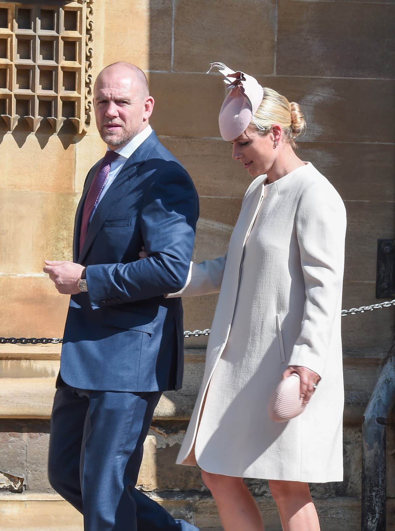La excepción surgió el pasado domingo 21 de marzo cuando Zara Tindall, nieta de la reina Isabel, tuvo el parto de su tercer hijo, Lucas, 
<b><a href="https://www.univision.com/famosos/zara-tindall-da-a-luz-en-un-bano-bisnieto-reina-isabel-fotos" target="_blank">en el baño de su residencia</a></b> debido a que no logró llegar a tiempo al hospital. 
<br>
