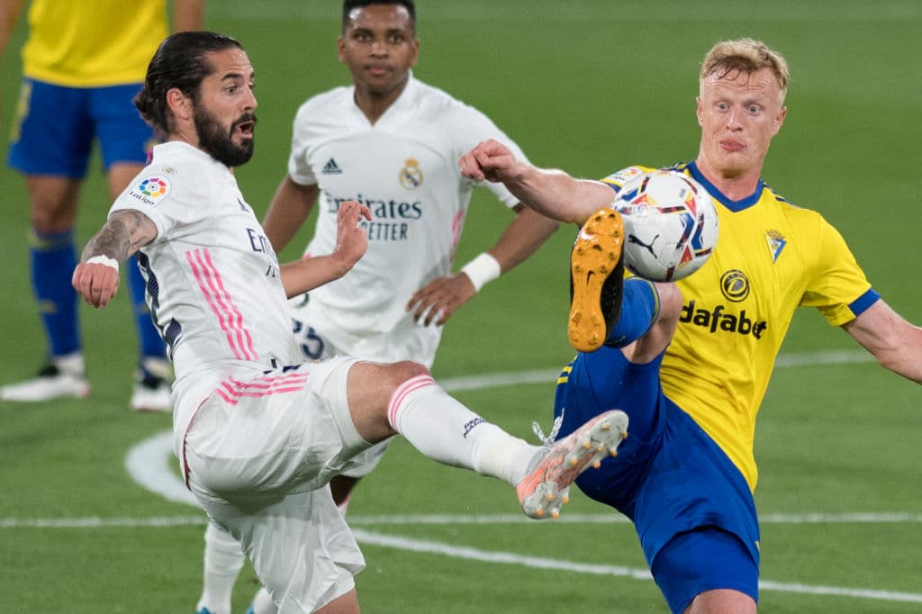 Con dos goles y una asistencia, Karim Benzema se echa el equipo al hombro y 'los blancos' vencen 0-3 al Cádiz en la jornada 31 del futbol español.