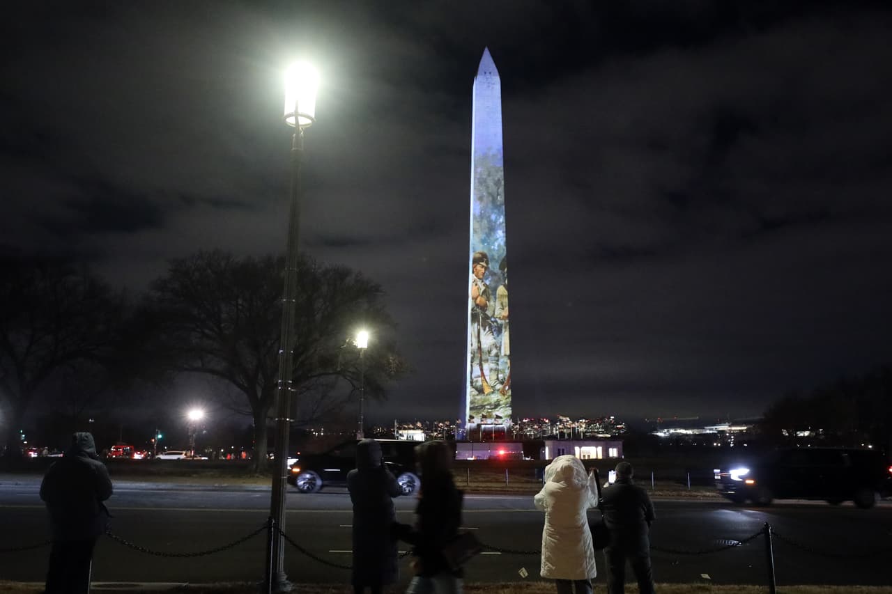 La primera vez del espectáculo ocurrió a las 7:00
<b> de la Noche Vieja en el monumento al primer presidente de la nación</b>.