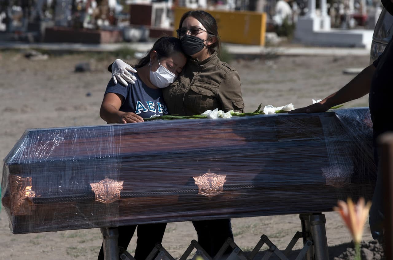 El funeral de un paciente de covid-19 a las afueras de Ciudad de México, el 15 de junio. El registro de muertes en México supera el de otras áreas con la misma cantidad de contagios. Por ejemplo, en Florida hay más de 400,000 enfermos de covid-19 y solo 5,800 fallecidos. En México hay menos de 400,000 enfermos, pero los muertos superan los 42,000.