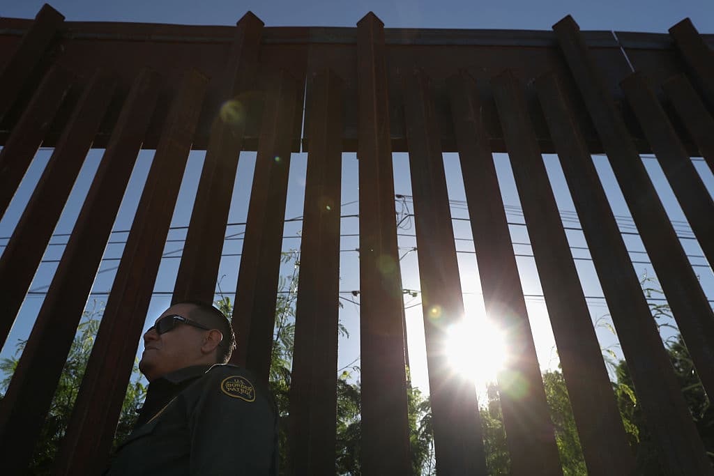 Trump pide dinero para contratar en 2018 solo el 10% de los agentes fronterizos y de ICE que prometió 