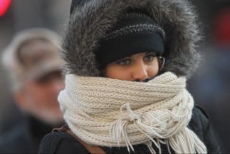 De acuerdo con el Servicio Meteorológico Nacional el vórtice polar es una gran área de baja presión y aire frío que rodea los polos de la Tierra.