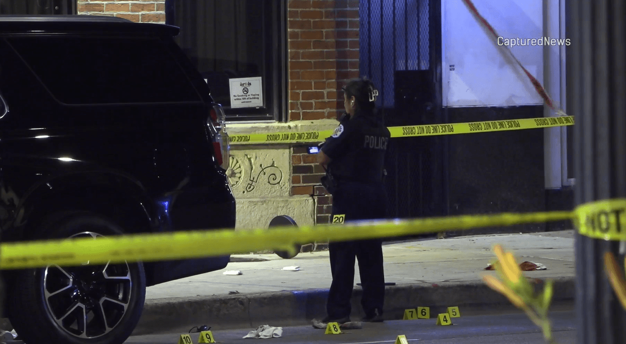 El club nocturno Artis Lounge 
<b>fue clausurado por orden de Larry Snelling</b>, superintendente del Departamento de Policía de Chicago.