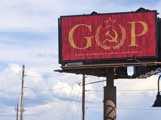 El corazón "comunista" del Partido Republicano, el audaz señalamiento que exhibe una valla en Colorado.