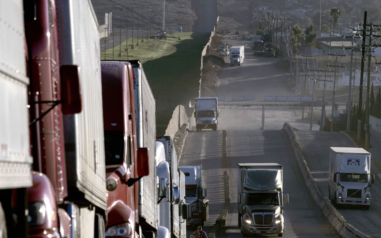 Encuentran a 65 migrantes centroamericanos escondidos en autobús en México