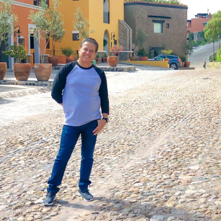 "Es lo que se cae, si ustedes observan perfectamente el video, cuando a mí se me caen las cosas yo meto las cosas aquí, (a las bolsas de su saco), 
<b>cuando termino de bailar yo me le acerco a él y le entrego algo</b> y es la carterita de cerillos".
<br>