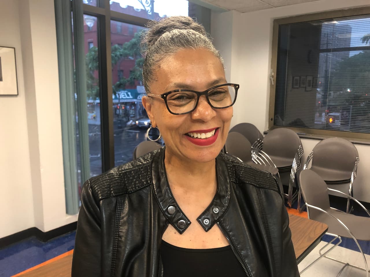 <b>Zelide, residente de El Bronx</b>
<br>
<br>“Estamos haciendo edificios, muchas cosas grandes [aquí en El Bronx], pero no nos estamos enfocando en nuestra juventud, en que les podemos ofrecer. Tenemos que concentrarnos en nuestra juventud”.