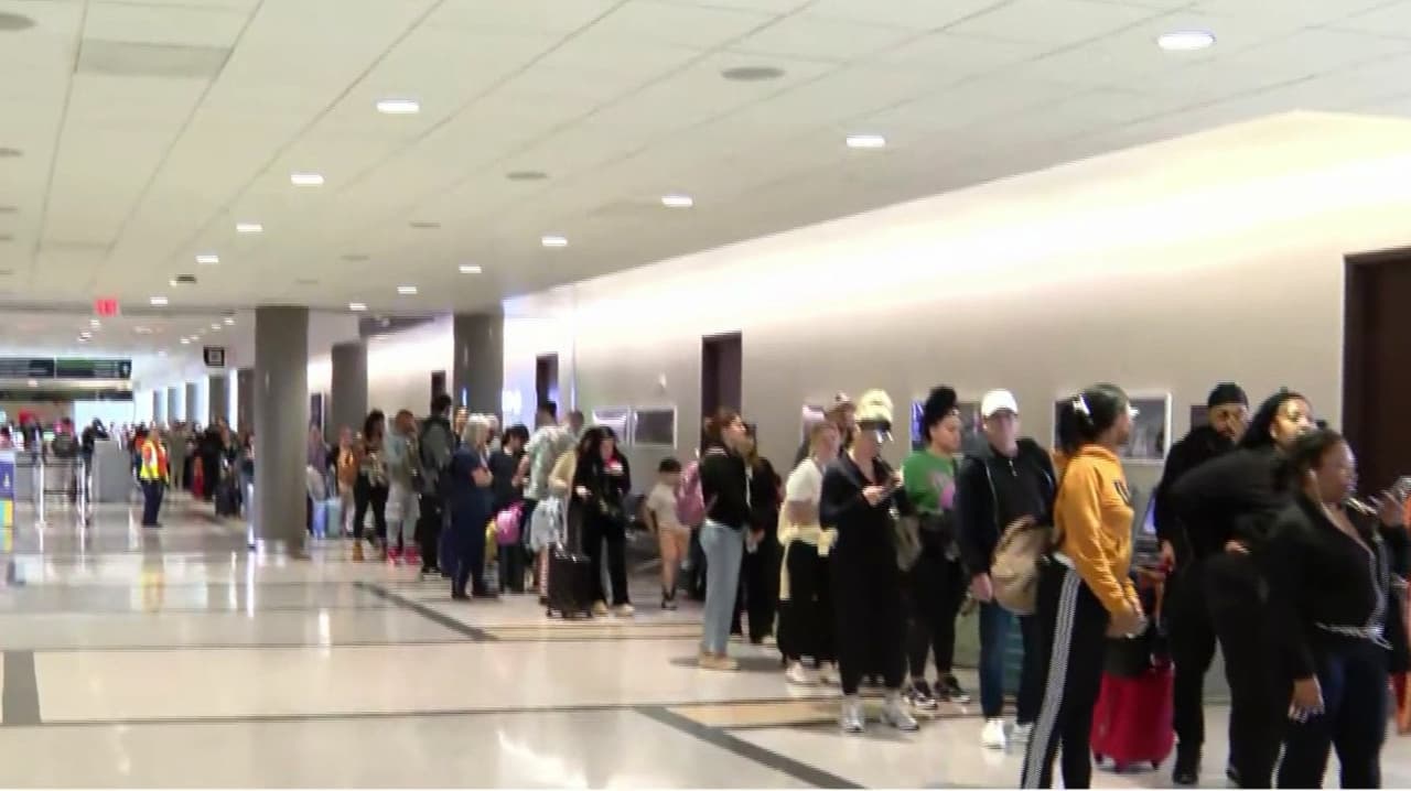 Hasta cuatro horas en filas: así se ven los aeropuertos de Houston debido al cierre parcial del gobierno