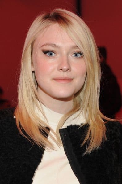 La melena de Dakota Fanning es el perfecto ejemplo de un sutil cambio en el color del cabello. Un rubio parejo invade su melena mientras algun toques más amarillentos se apoderan de sus puntas.