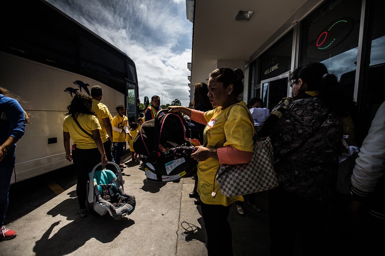 Dania Palma, con su hija de un mes de edad, Yaelis. Formaron parte de un grupo que en abril de 2016 viajó en autobús desde Florida a Washington D.C. para defender la aprobación de la acción ejecutiva.