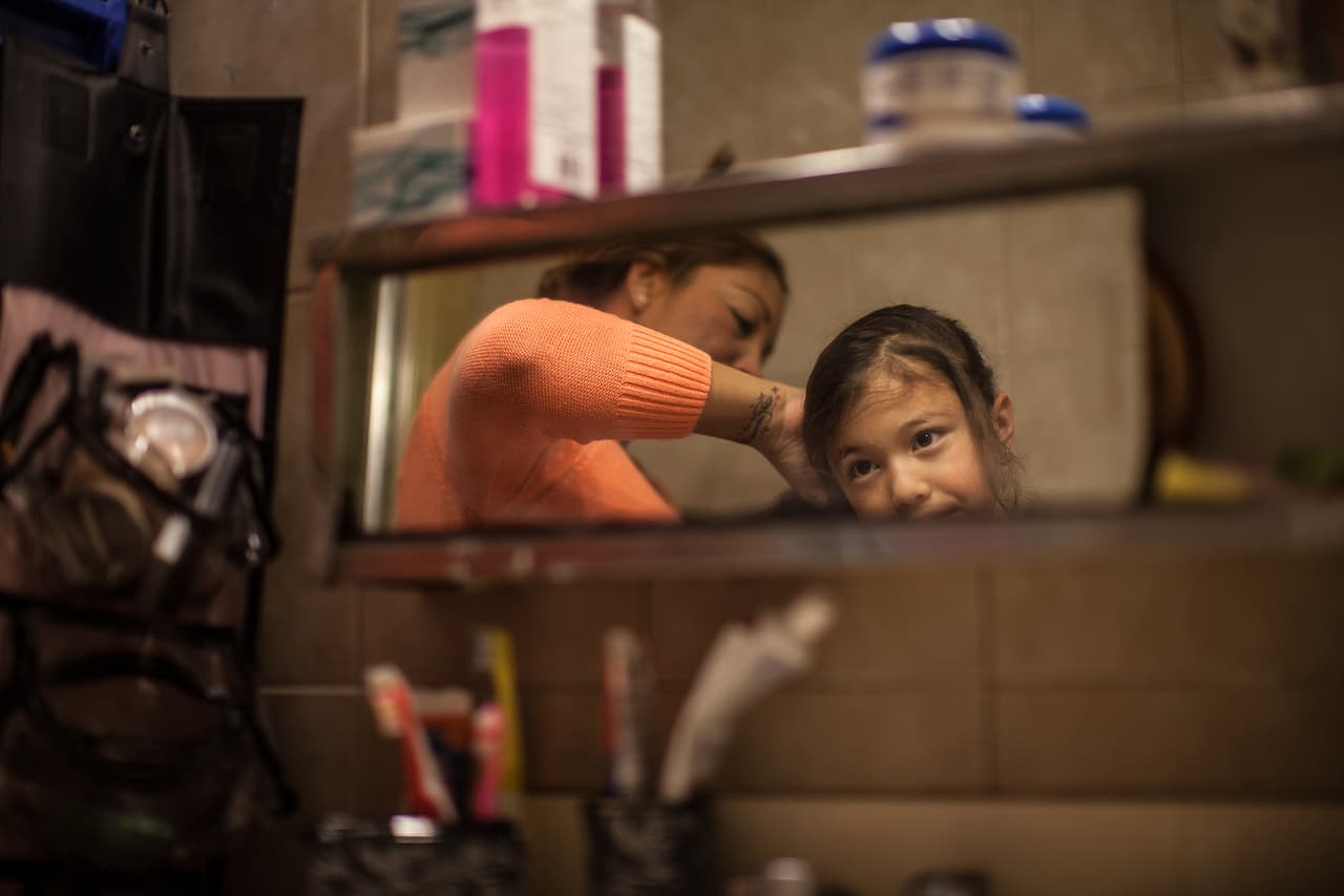 Dania tiene dos hijas, de 7 años y 3 meses. Esta imagen fue tomada a las 5 de la mañana del día en que partieron con un grupo de migrantes en autobús a Washington.