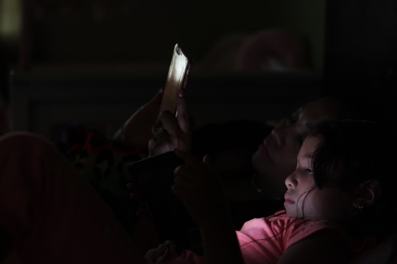 Viven en Pompano Beach, Florida. Dania consulta whatsapp y la hija juega a un videojuego antes de atender una reunión religiosa en su barrio. Desde que deportaron y asesinaron a su marido, Dania de Palma ha encontrado consuelo en la religión cristiana.