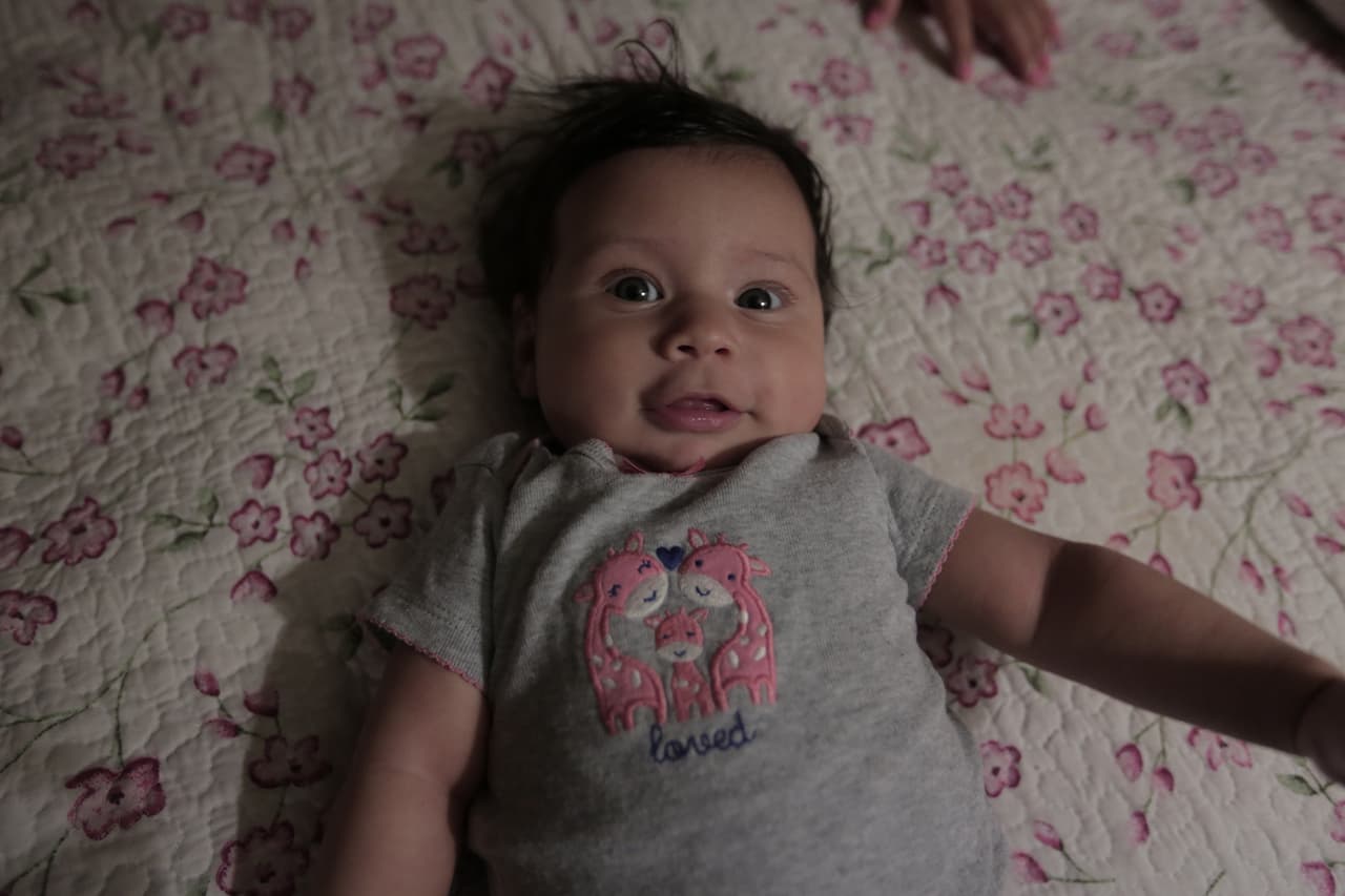 Yaelis, ciudadana estadounidense, en el dormitorio de su madre en Pompano Beach.