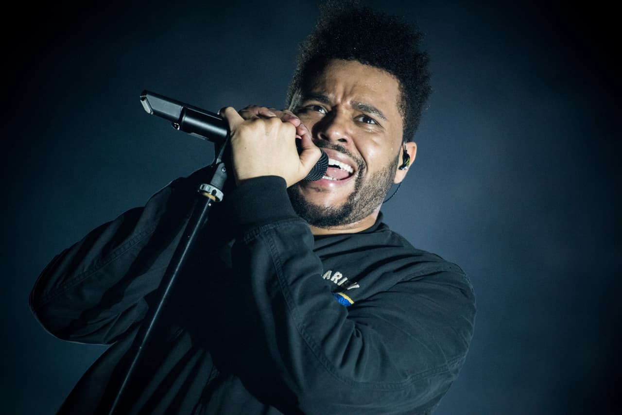 De acuerdo con información de 
<a href="https://www.tmz.com/2020/11/24/the-weeknd-ultimatum-grammys-super-bowl-performance-snub/" target="_blank">TMZ</a>, The Weeknd será uno de los presentadores de la 63 edición de los premios GRAMMY, situación que le pudo haber costado sus nominaciones. Esto podría deberse a que, además, será el anfitrión del medio tiempo del Super Bowl LV. 
<br>