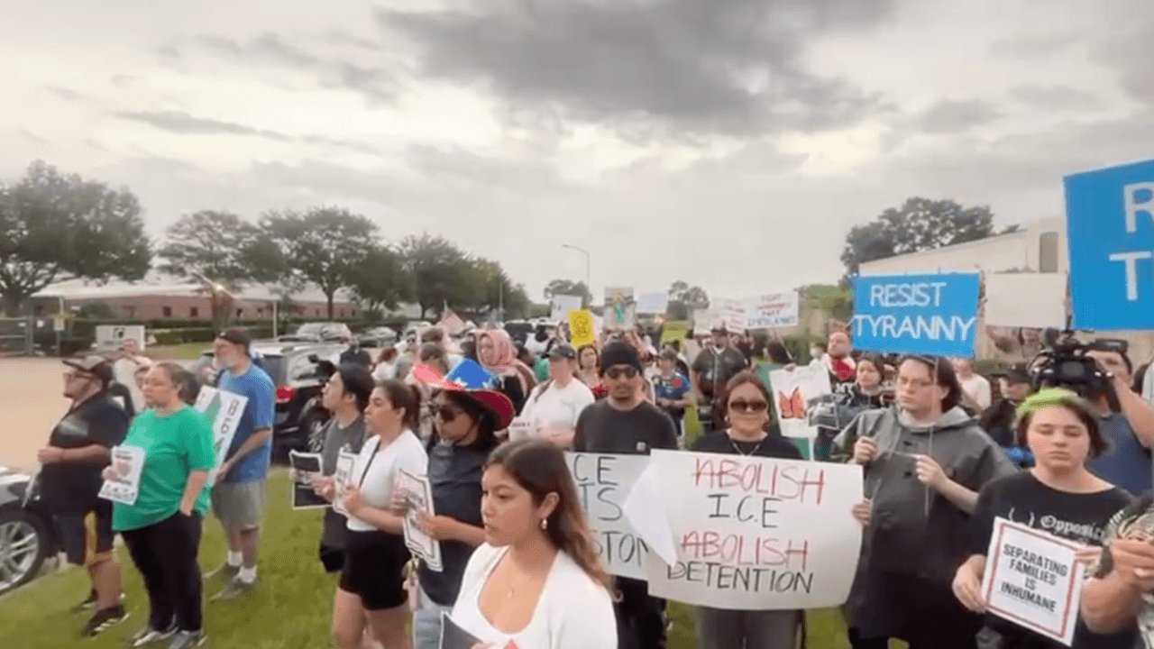 Los manifestantes iban con pancartas con mensajes condenando a ICE y a la administración del presidente Trump.
