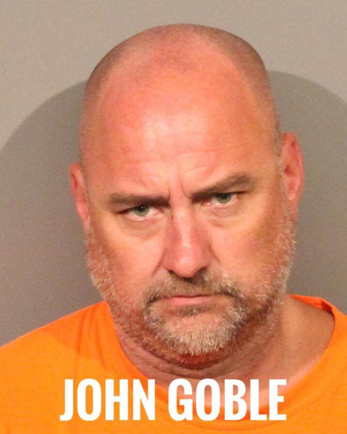 John Cooper, John Goble y Tammy Miller fueron arrestados en el condado Placer bajo sospecha de robar la casa de un ex policía difunto el 16 de mayo y por estar en posesión de parafernalia de robos de identidad y equipo para falsificar cheques.