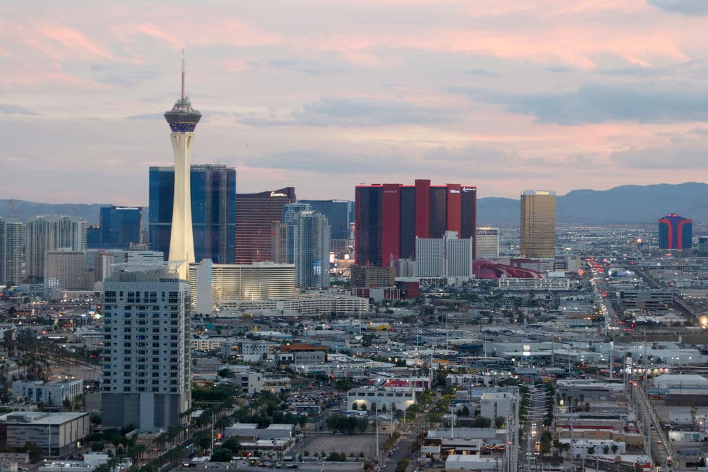 <b>Las Vegas, Nevada</b>, está situada en un área que ha registrado altas tasas de hundimiento anuales de hasta 3.5 pulgadas (aproximadamente 9 cm). 
<br>
<br>Las Vegas es otra de las ciudades estudiadas con más de 1 millón de residentes expuestos. El estudio identifica zonas en Las Vegas, como Northgate y Los Prados, donde la tierra se hunde a una tasa superior a 5 mm por año. El hundimiento en Las Vegas está estrechamente relacionado con la extracción de agua subterránea.
