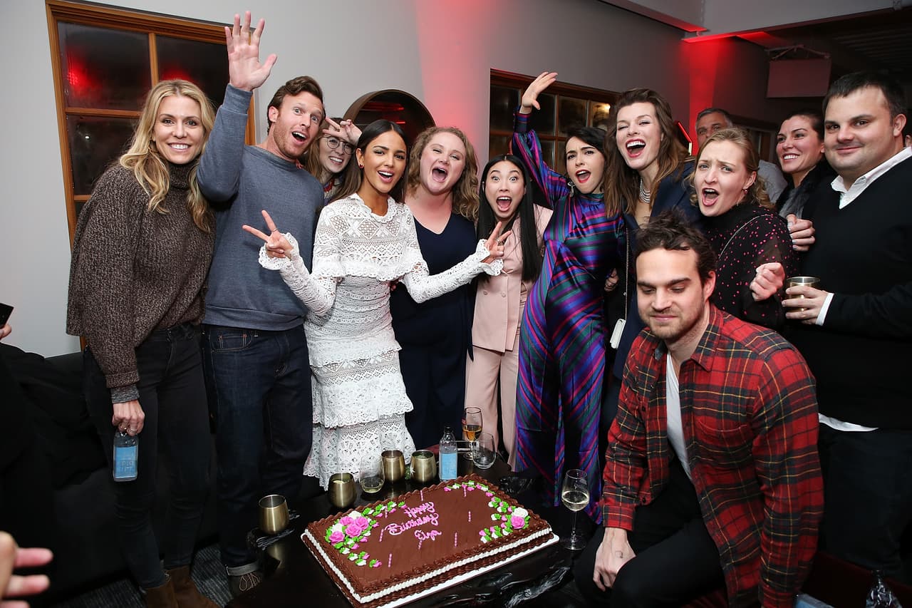 Entre sesiones de fotos y conferencias de prensa, sus compañeras de reparto, Danielle Macdonald, Alice Waddington, Milla Jovovich, Awkwafina y Emma Roberts, se tomaron el tiempo para consentirla y sorprenderlacon un enorme pastel de cumpleaños.