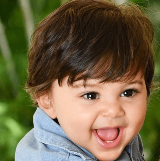 Este chiquitín es adorable y tiene una sonrisa que enamora a cualquiera.