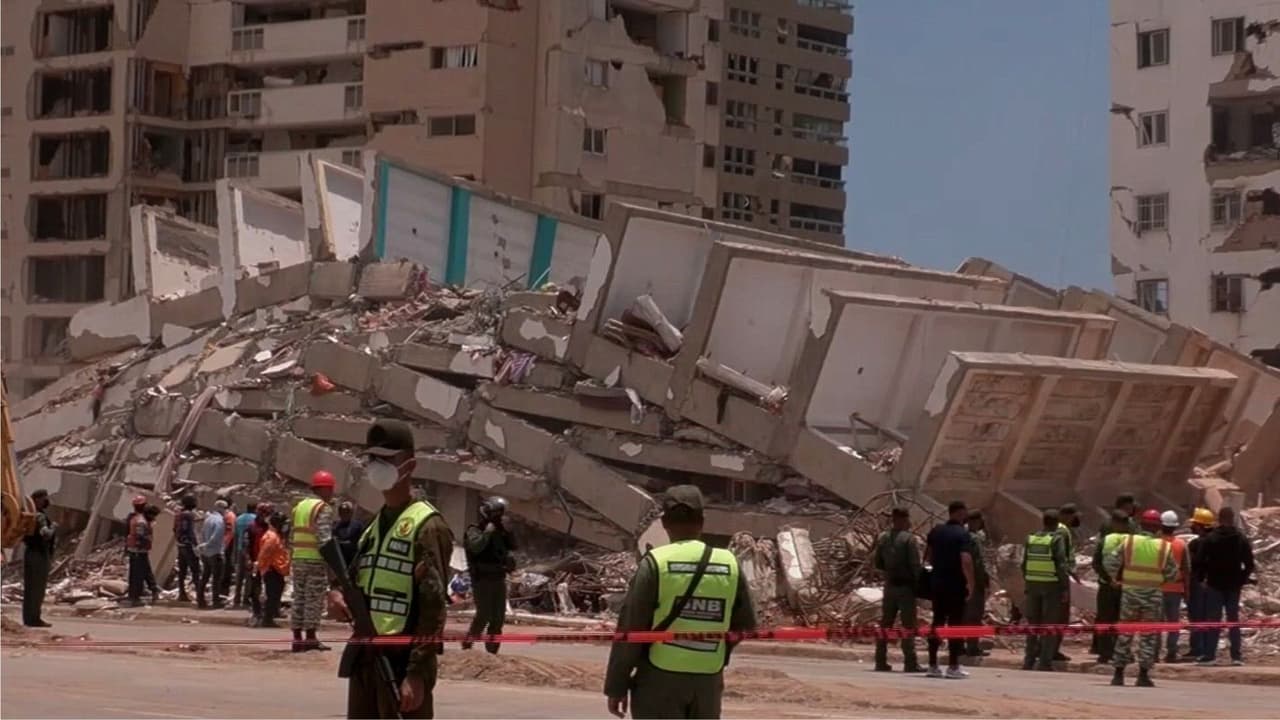 Así fue la demolición de un edificio en La Guaira tras los daños causados por los terremotos