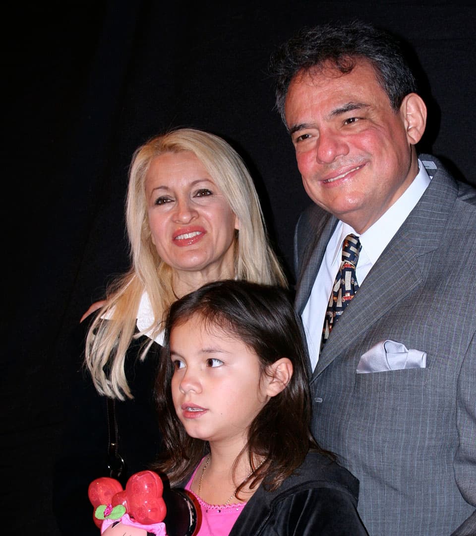 Cuando 
<b>José José</b> decidió casarse por tercera vez en 1995, poco se sabía sobre 
<b>Sara Salazar</b>.