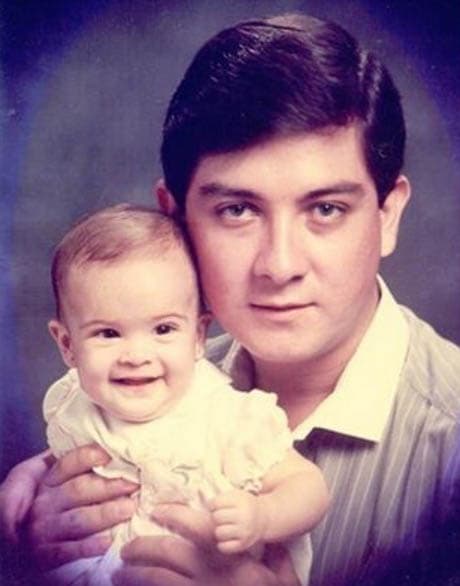 Así se dejaba consentir Maity Interiano por su papá cuando era una bebé.