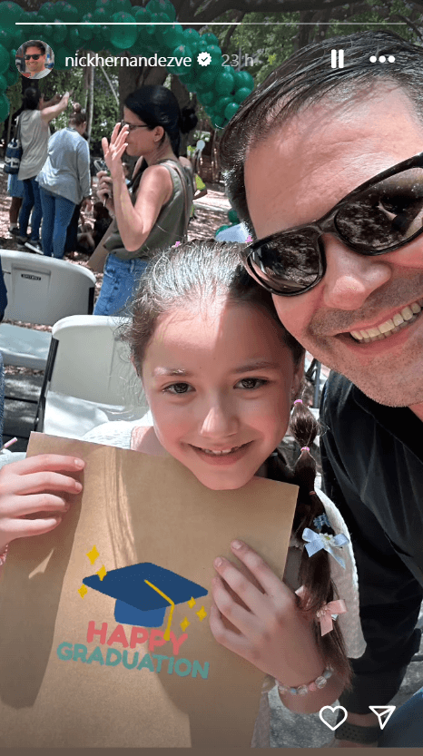 Nick Hernández se presumió así con su hija.