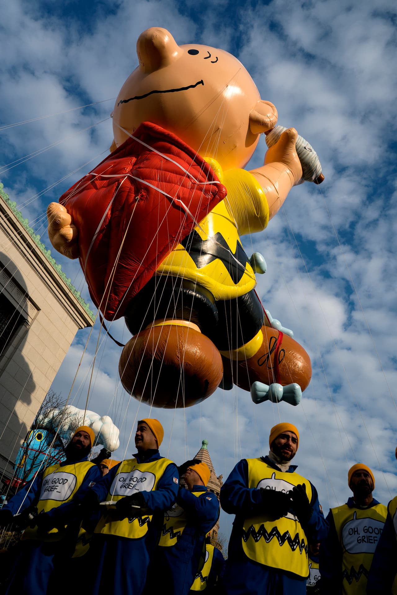 Un globo con la forma de Charlie Brown forma parte de la parada. 
<br>