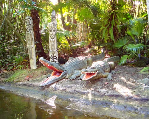 Caimanes falsos en el paseo Disney's Jungle Cruise.