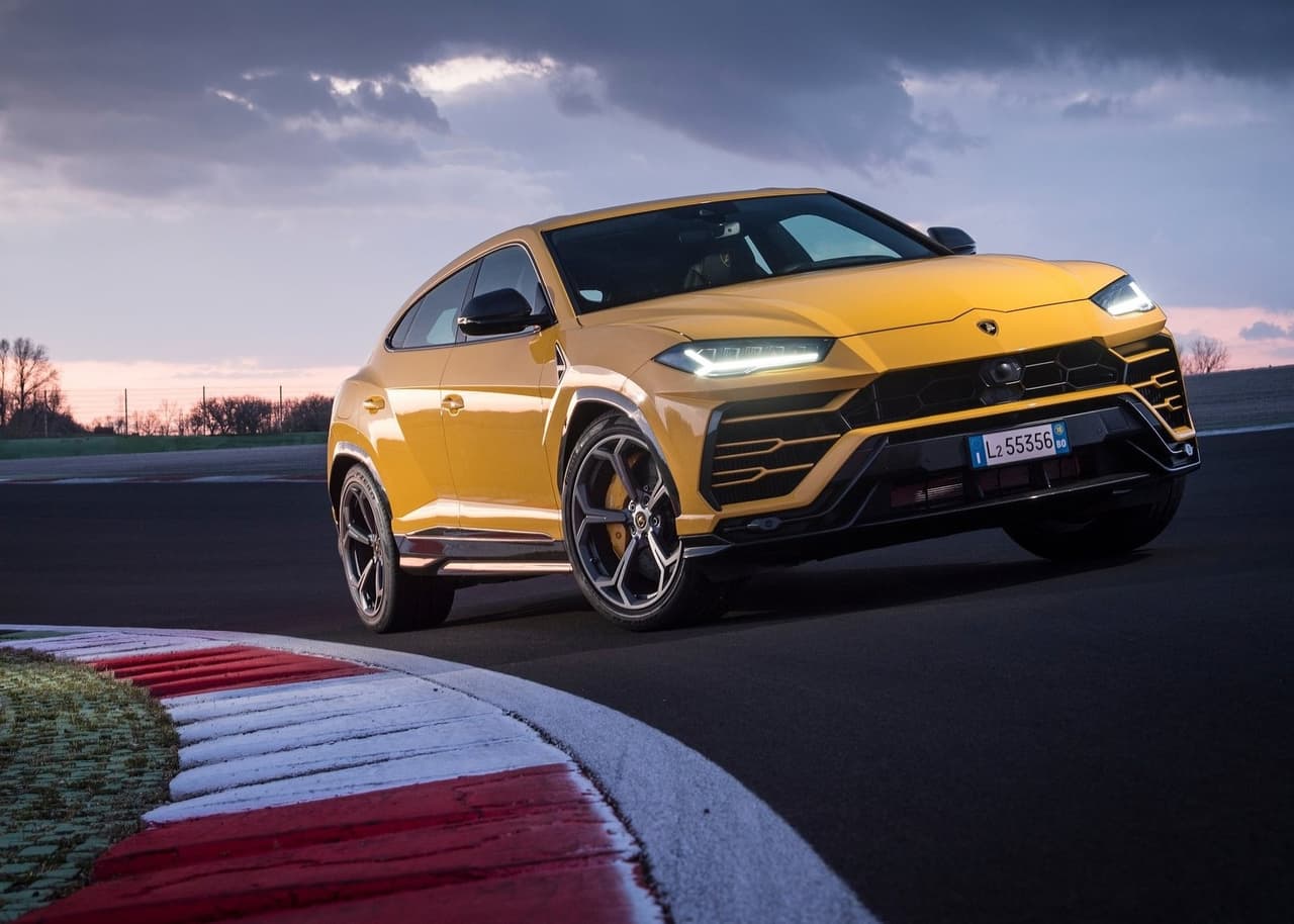<h3 class="cms-H3-H3"><b>13. Lamborghini Urus</b></h3>
<br>
<br>
<b>Capacidad del tanque: </b>22.45 galones
<br>
<b>Costo estimado para llenar el tanque:</b> $92
<br>
<b>Consumo de combustible:</b> 10 mpg en trayecto combinado