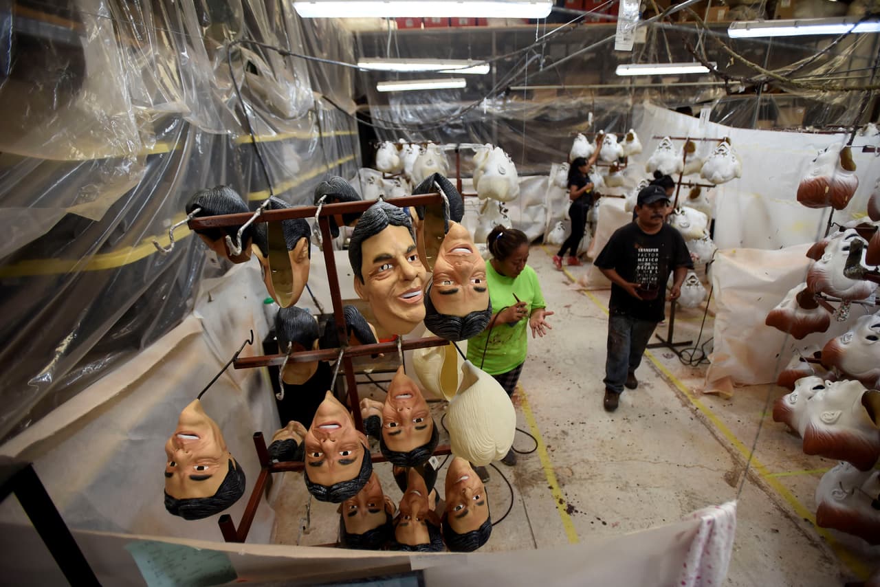 Raúl Serrano, jefe de Desarrollo de Productos de la empresa Caretas Rev, dijo que decidieron hacer la máscara de José José luego de que 
<b>se viralizó el conflicto entre los hijos</b>. Ya produjeron y distribuyeron las primeras 2,000 piezas y anticipó que podrían llegar a unas 5,000 en estas semanas previas a la 
<b>celebración del Halloween</b> y de
<b>l Día de muertos en México.</b>