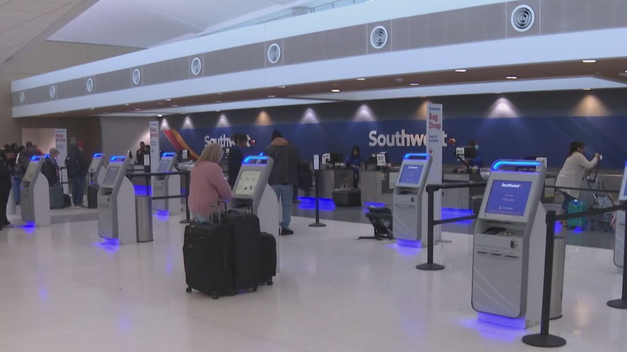 Estas fechas son ideales para viajar y tomarse unos días de descanso. Muchas familias desean salir de EEUU, pero ¿qué pasa con los que no son ciudadanos?