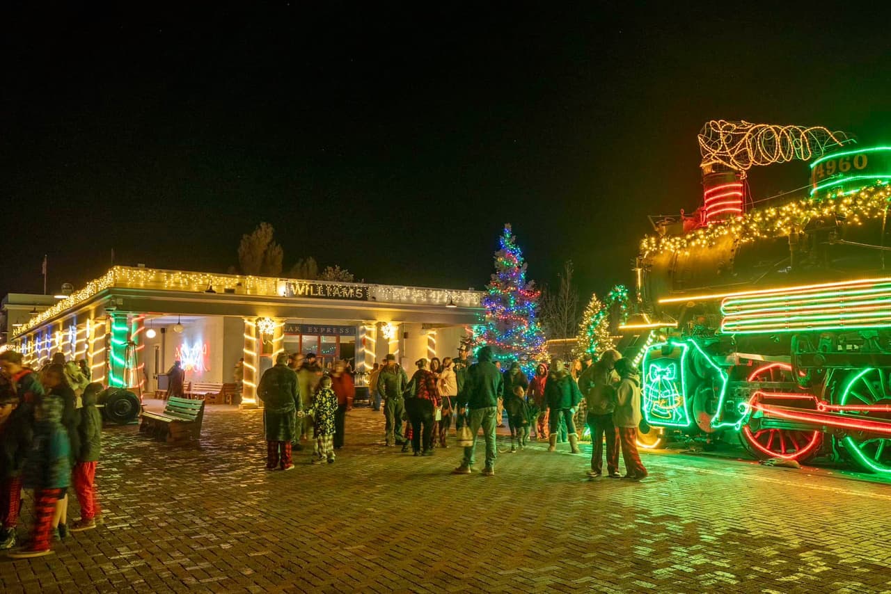 <b>Grand Canyon Railway’s Polar Express</b>
<br>Cada invierno, el Grand Canyon Railway’s Polar Express cobra vida en un viaje desde 
<b>Williams</b>, a 30 millas de Flagstaff, hasta la belleza del Gran Cañón. El viaje dura poco más de una hora y el tren sale cada noche a las 5:30 p.m. y 19:30 h. El trayecto ida y vuelta dura alrededor de 90 minutos.