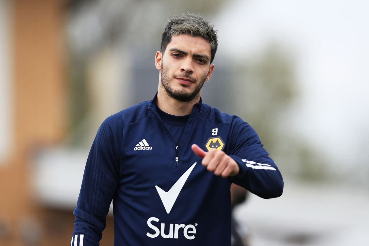 ¡Raúl regresa a las canchas! | Aunque el delantero mexicano no jugará contra Manchester United , calentó junto a sus compañeros en el Estadio Molineaux