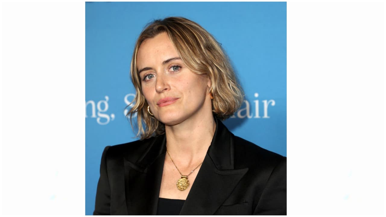Schilling también ha incursionado en el cine, en producciones como 'The Titan' (2018) y 'The Prodigy' (2019). En el 2016 fue una actriz invitada en la comedia 'Drunk History'. Sus proyectos más recientes con 'Pantheon' (2022) y la miniserie 'Pam & Tommy' (2022)