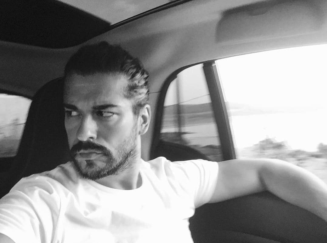 Al notar la similitud, UniMás lanzó la pregunta en su cuenta de Instagram: "¿Qué tal el parecido de Renier con Kemal de Amor Eterno?". Los seguidores del show no han parado de emitir su opinión.