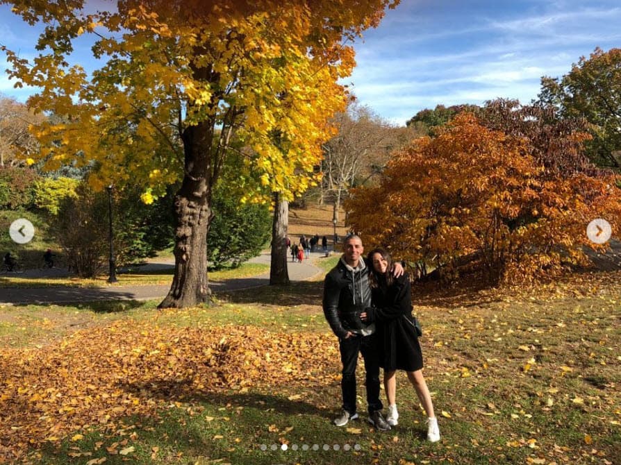 "Celebro nuestras carcajadas, entendernos todo con una mirada, celebro verte cumplir tus sueños y que me acompañes a cumplir los míos también. Celebro todos los que tenemos juntos".
<br>