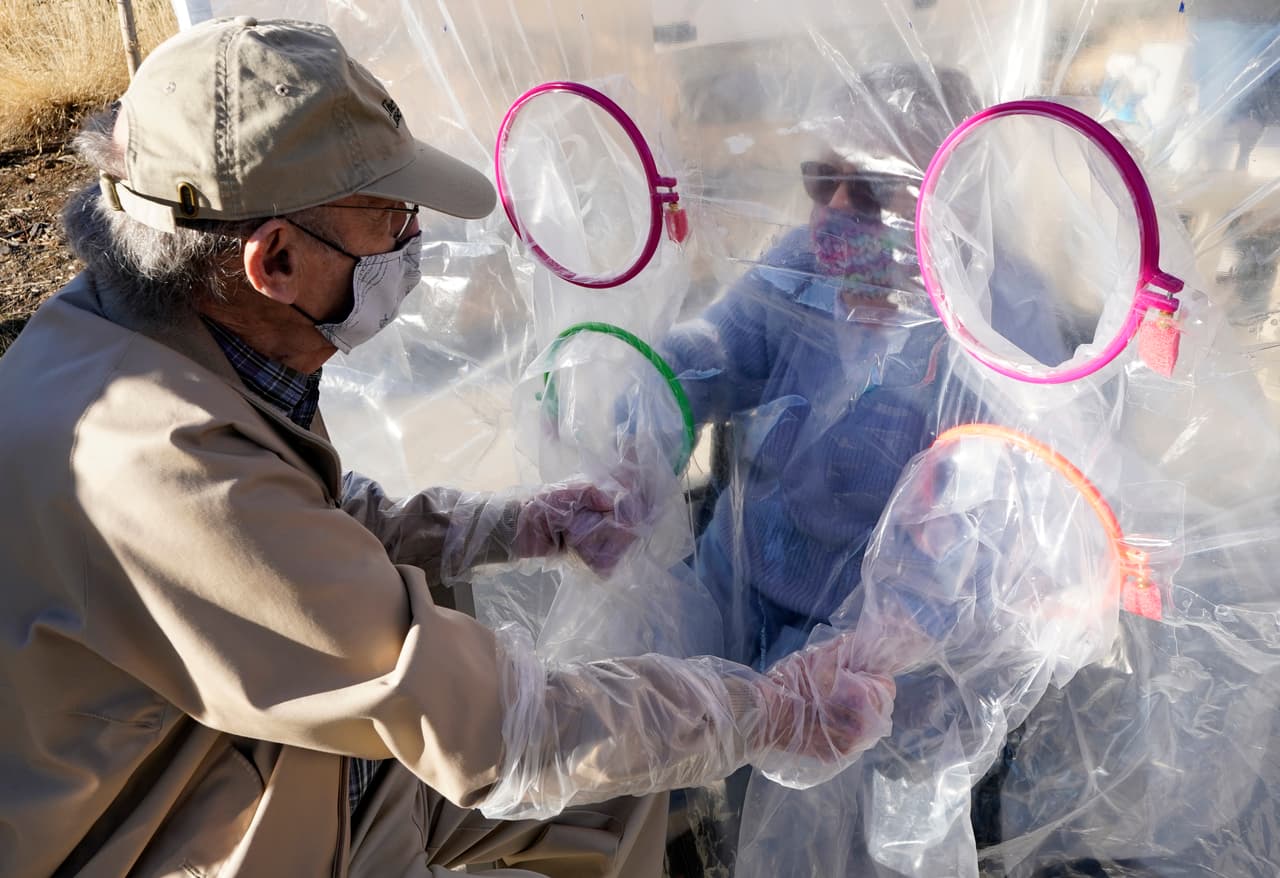 La propuesta de 908 mil millones de dólares "incluye asistencia para pequeñas empresas por una suma de 288 mil millones de dólares con un enfoque en nuestros restaurantes, hospitalidad y entretenimiento en vivo, que han sido tan afectados. Ayuda de desempleo de 180 mil millones de dólares para personas que han perdido sus trabajos", dijo Garcetti. Además, el paquete prevé una asistencia de "160 mil millones de dólares para los gobiernos estatales, locales y tribales, y este es fundamental para evitar recortes en los servicios, licencias e incluso despidos aquí en Los Ángeles", agregó.