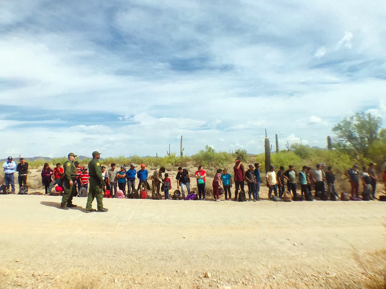 Para documentar este fenómeno el equipo de Univision Noticias pasó varios días en la zona. La Patrulla Fronteriza no se daba abasto para atender a la cantidad de inmigrantes indocumentados, en su mayoría guatemaltecos.
<b>Algunas veces las autoridades procesan grupos de hasta 100 o más al mismo tiempo. </b>