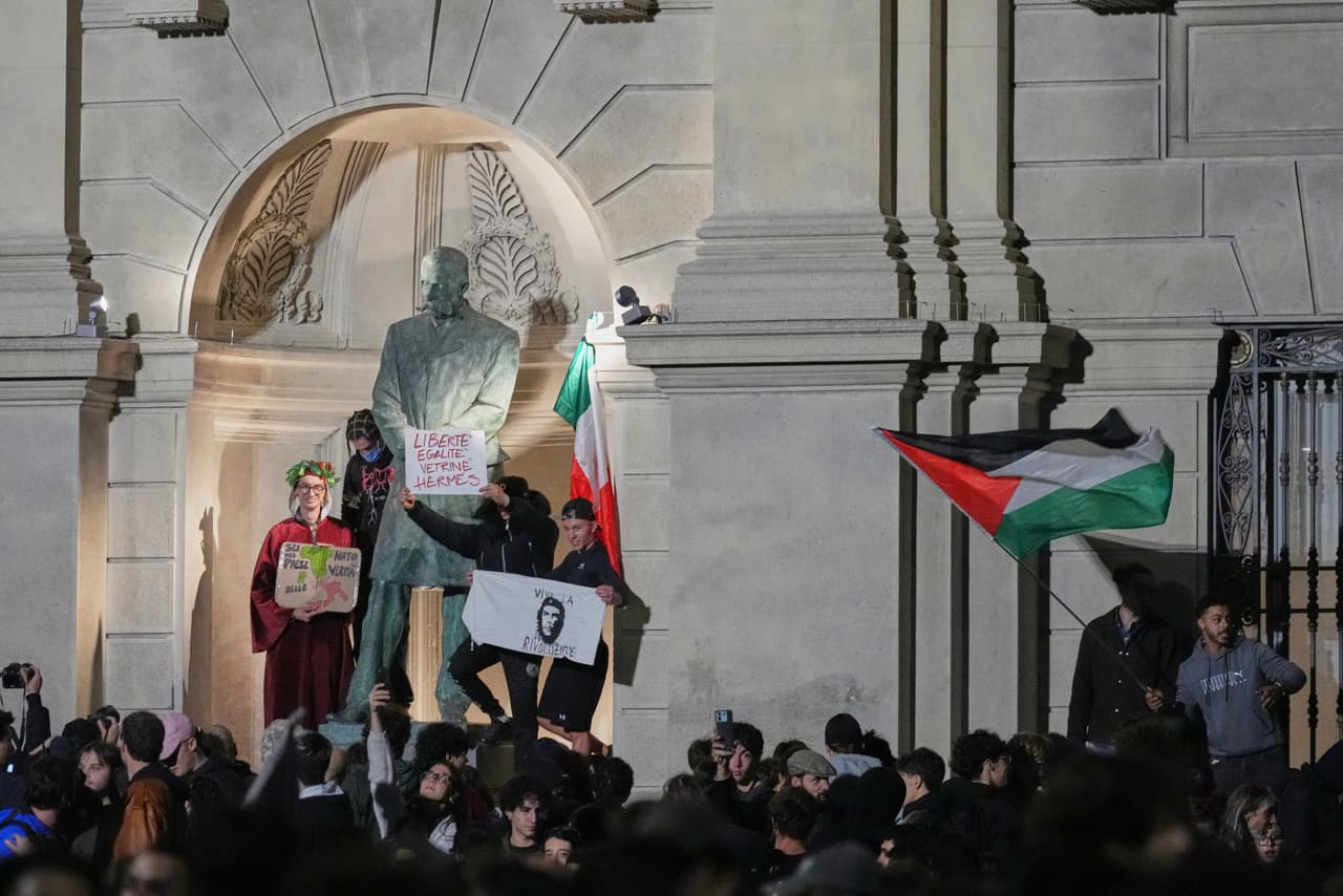 Manifestantes se congregan frente a la Universidad Politécnica de Milán, Italia, el sábado 24 de octubre de 2026, para protestar contra el aumento del costo de vida y el deterioro de los servicios públicos, durante una de las diversas manifestaciones organizadas en toda Italia por grupos de todo el espectro político.