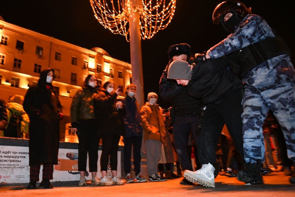 Según el Observatorio, el mayor número de arrestos ocurrió en Moscú: más de 700. Rusia cuenta con una estricta regulación para el control de manifestaciones. Este jueves, las autoridades habían advertido que reprimirían cualquier protesta "no autorizada" relacionada con la "tensa situación en materia de política extranjera".