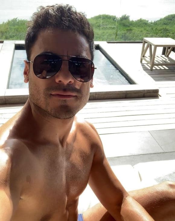 <b>#9 </b>
<br>A pesar que los abs de Rivera no salgan a cuadro, estos trabajados músculos siempre están presente, sin necesidad de que haga ‘flex’ o los tensione sólo para la foto.